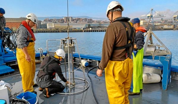 Researchers from AZTI and the Ifremer technological center taking samples in the Bilbao estuary to collect sediments that record the geological and biological evolution of the last two centuries. Credit: AZTI
